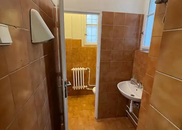 Private With Free Parking Next To Railway Station Guest house *